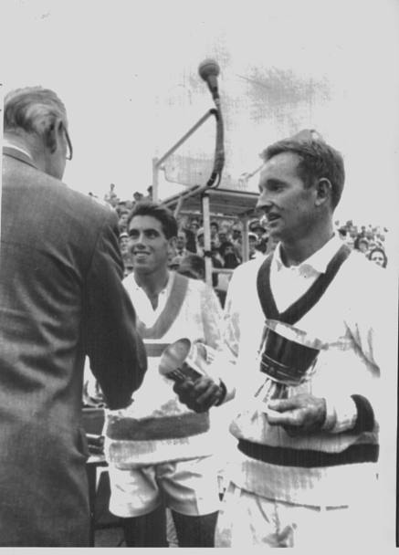Amburgo 1962, Laver vince il trofeo dopo la vittoria della finale del singolo mascgile contro Manuel Santana.(Upi)